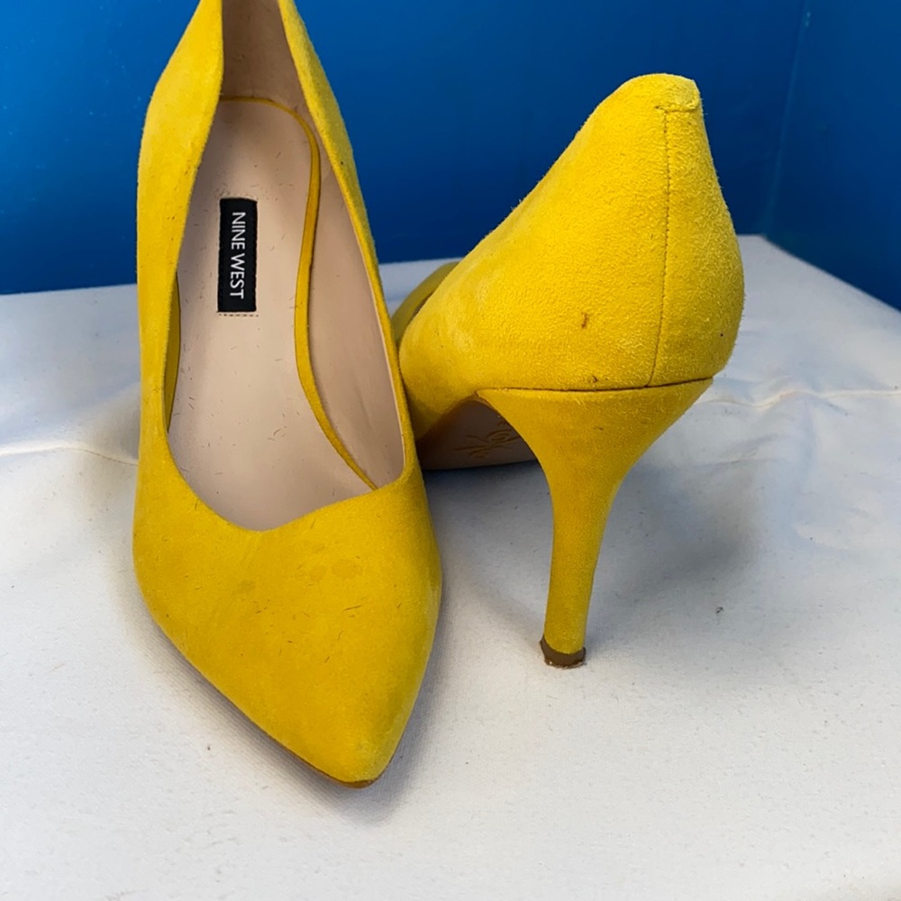 Yellow close toe sexy pumps.